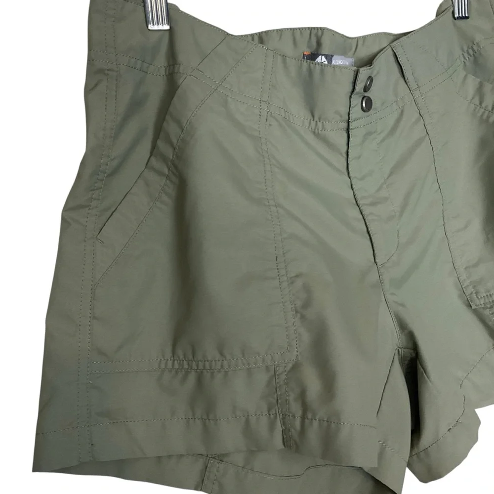 NIKE ACG sz 10 Women’s Cargo Shorts Pockets Belt Loops Hiking Adventuring Green